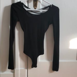 Bodysuit noir entrelacé dans le dos de chez Garage